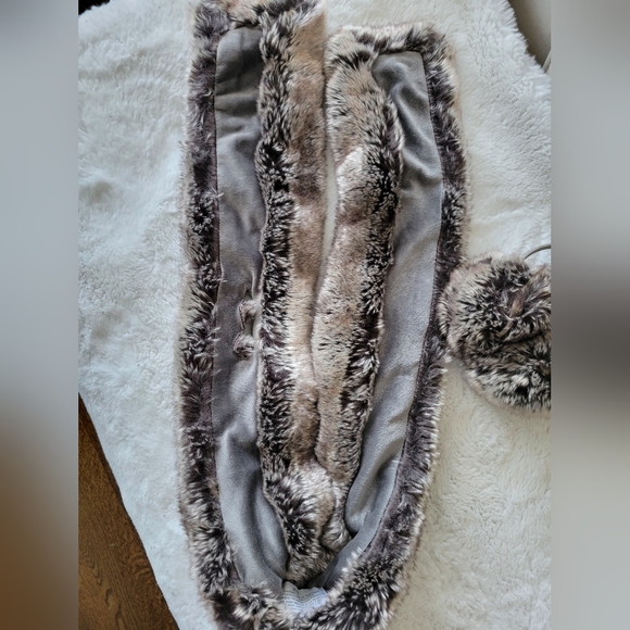 Faux fur stole/scarf with earmuffs 🐻❄️ - Picture 2 of 4